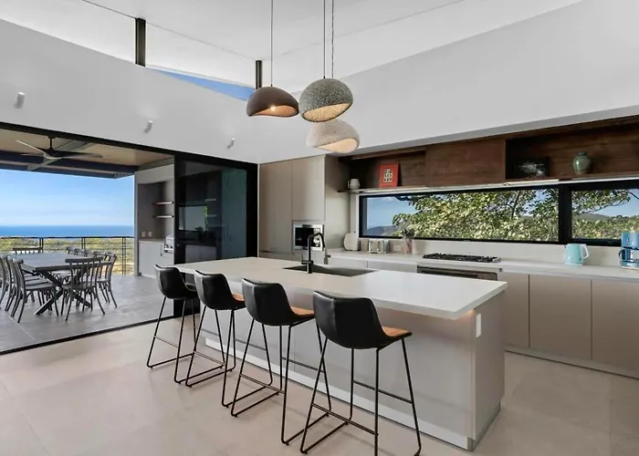 Luxurious Ultramodern With Private Suites, Infinity Pool, And Sweeping Ocean And Mountain Views