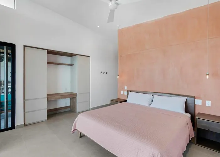 Luxurious Ultramodern With Private Suites, Infinity Pool, And Sweeping Ocean And Mountain Views