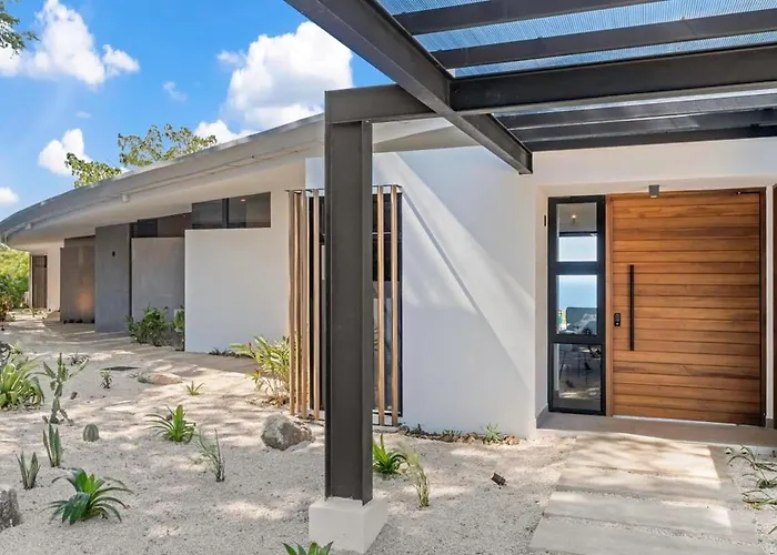 Luxurious Ultramodern With Private Suites, Infinity Pool, And Sweeping Ocean And Mountain Views