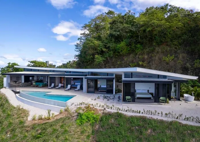 Luxurious Ultramodern With Private Suites, Infinity Pool, And Sweeping Ocean And Mountain Views