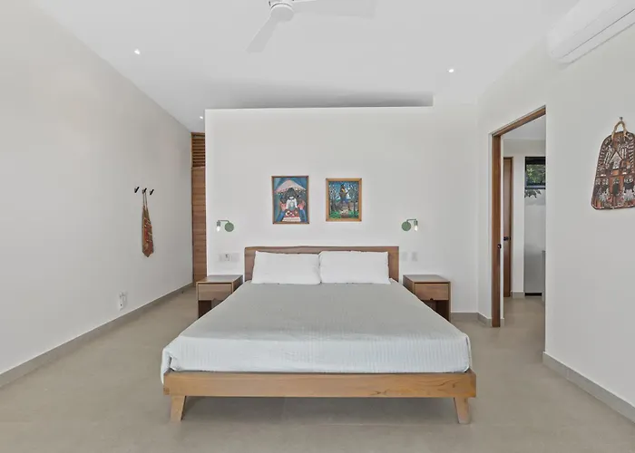 Luxurious Ultramodern With Private Suites, Infinity Pool, And Sweeping Ocean And Mountain Views