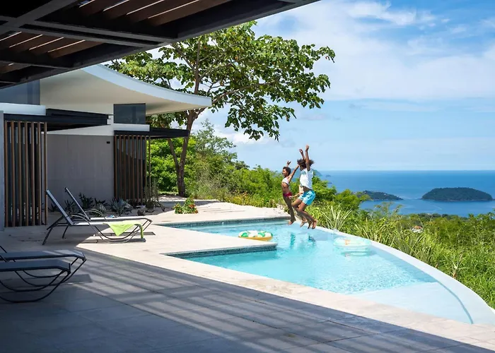 Luxurious Ultramodern With Private Suites, Infinity Pool, And Sweeping Ocean And Mountain Views Сasa de vacaciones