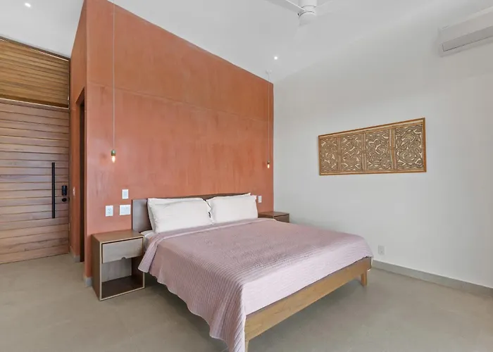 Luxurious Ultramodern With Private Suites, Infinity Pool, And Sweeping Ocean And Mountain Views